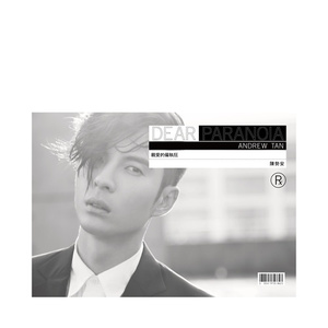 美女光着下体扒开内裤
